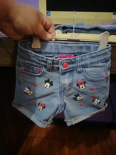Shorts de mezclilla para niña con diseño de Minnie - miniatura 1