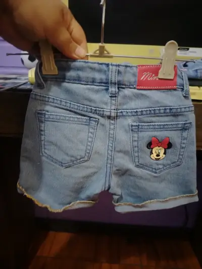 Shorts de mezclilla para niña con diseño de Minnie - miniatura 2