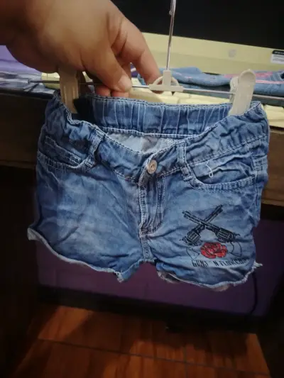 Shorts de mezclilla para niña con diseño de Minnie - miniatura 3