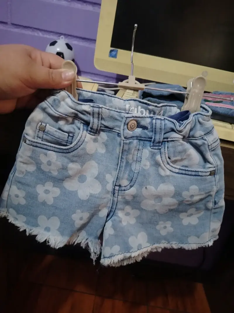 Shorts de mezclilla para niña con diseño floral - 1