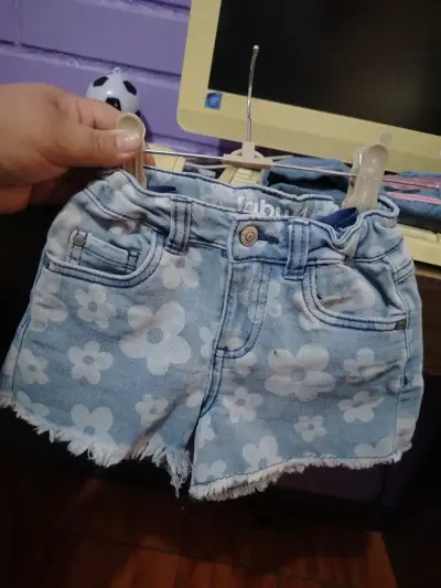 Shorts de mezclilla para niña con diseño floral - miniatura 1