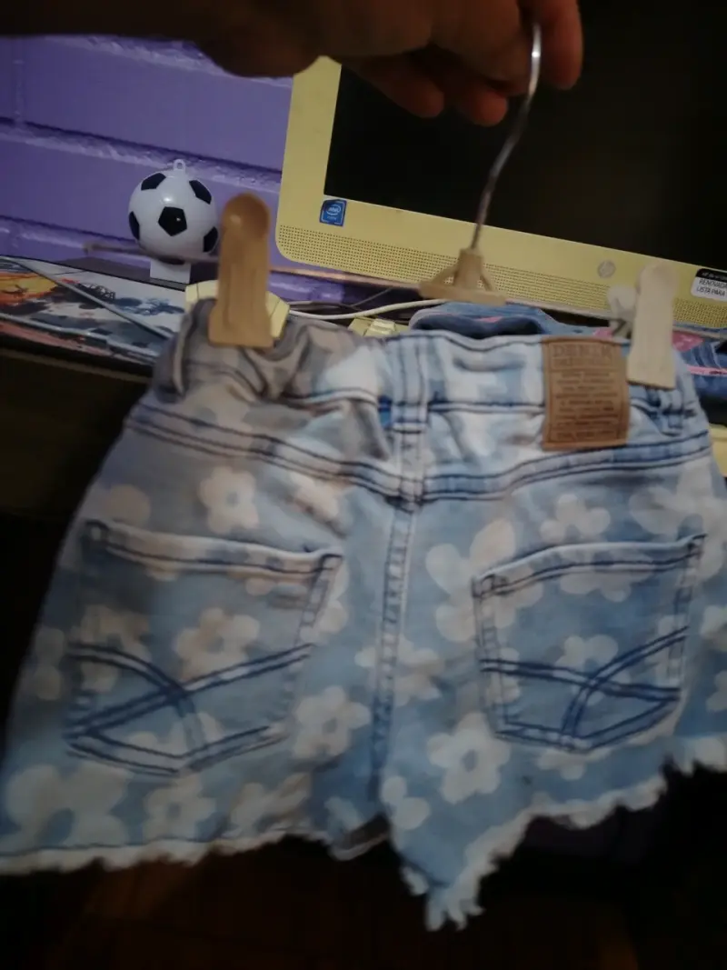 Shorts de mezclilla para niña con diseño floral - 2