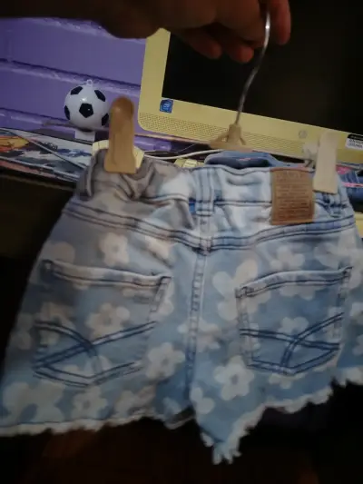 Shorts de mezclilla para niña con diseño floral - miniatura 2