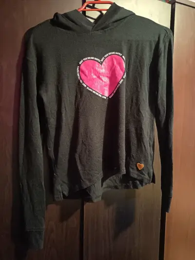 Polerón negro con capucha y diseño de corazón - miniatura 1