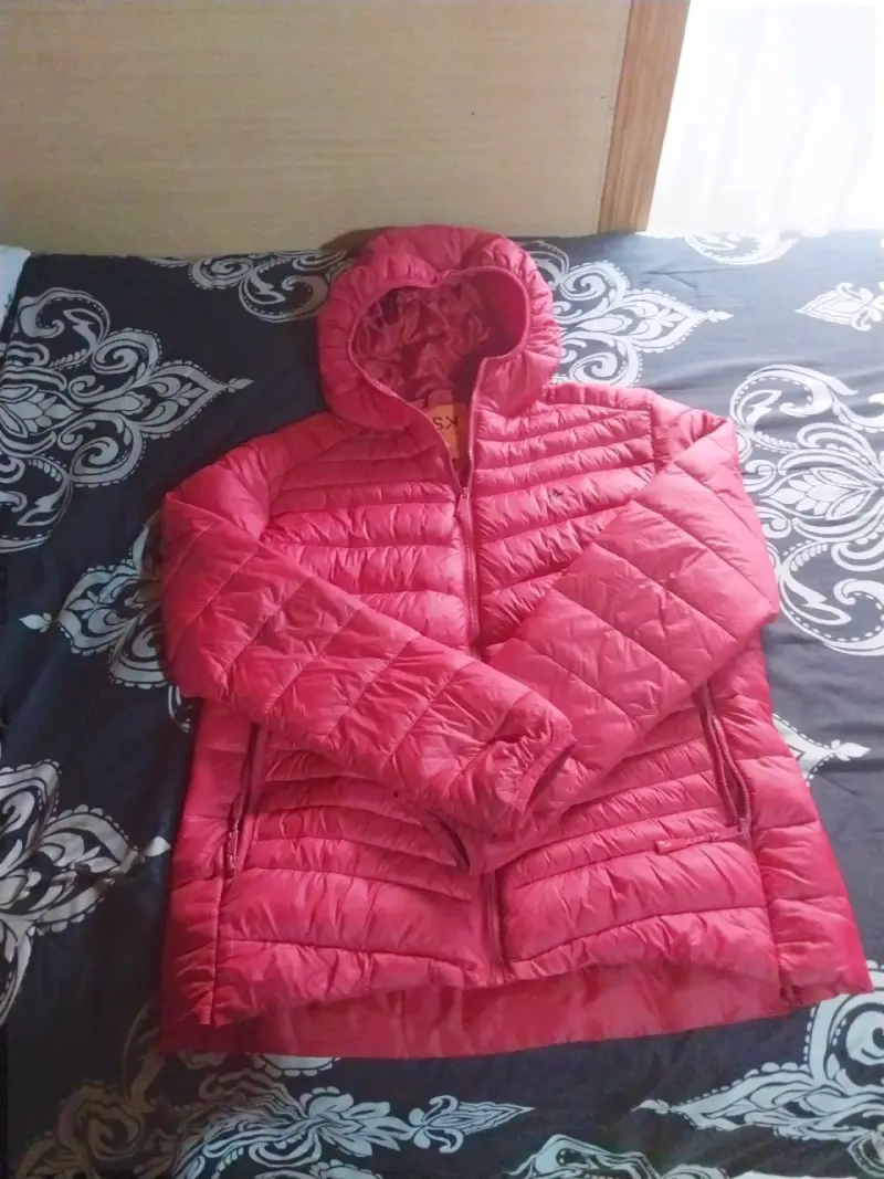 Chaqueta acolchada roja con capucha