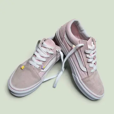 Zapatillas de skate rosas con detalles decorativos - miniatura 1