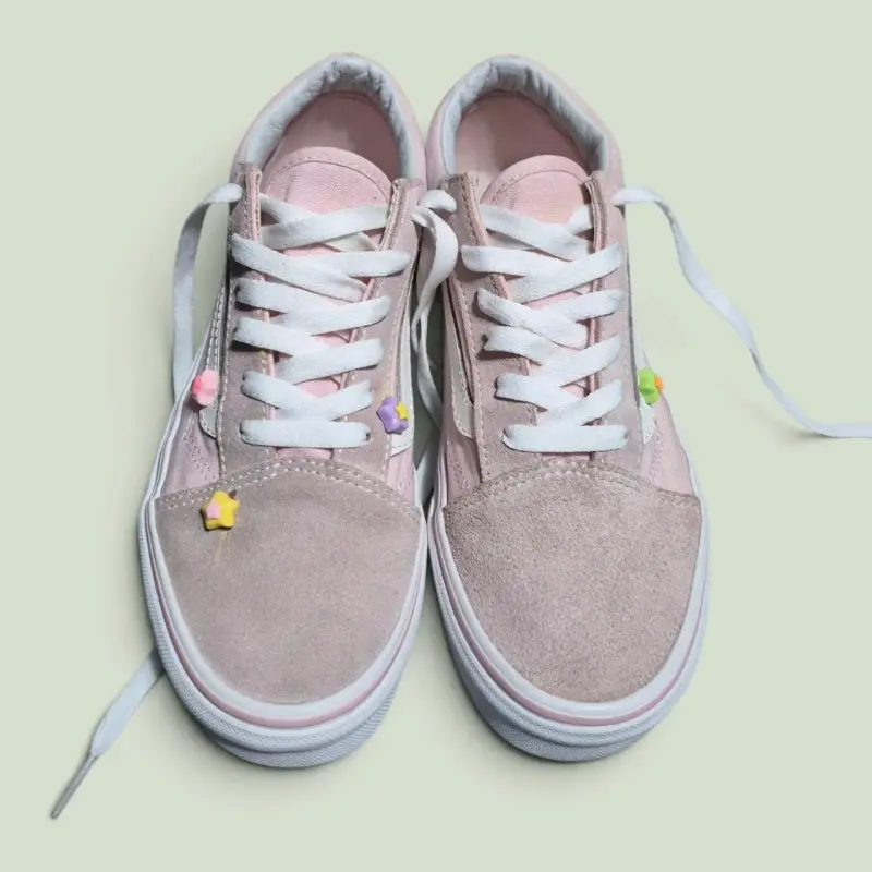 Zapatillas de skate rosas con detalles decorativos - 2
