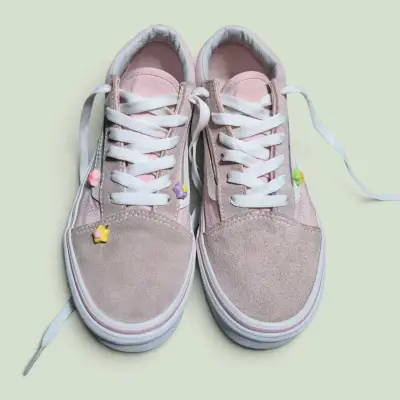 Zapatillas de skate rosas con detalles decorativos - miniatura 2