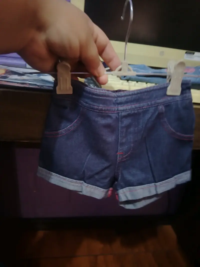 Shorts de mezclilla para niña en azul y negro - 1