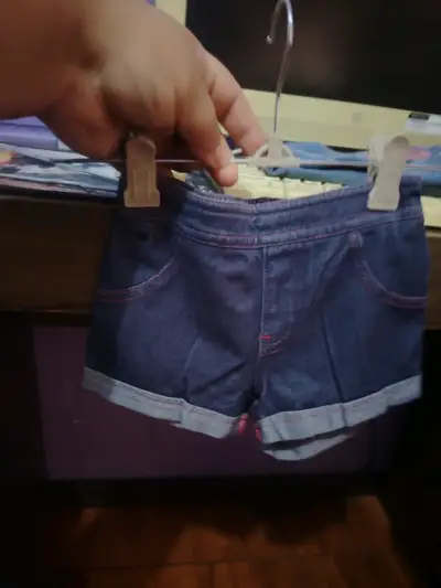 Shorts de mezclilla para niña en azul y negro - miniatura 1