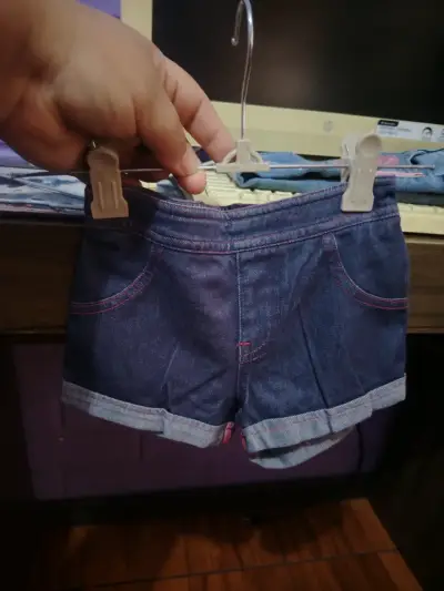 Shorts de mezclilla para niña en azul y negro - miniatura 2