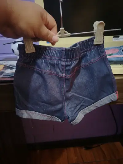 Shorts de mezclilla para niña en azul y negro - miniatura 3