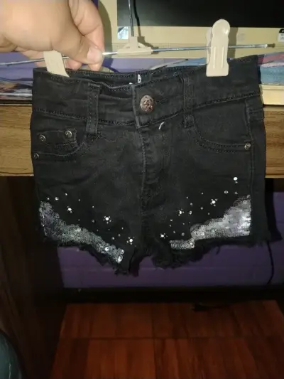 Shorts de mezclilla para niña en azul y negro - miniatura 4
