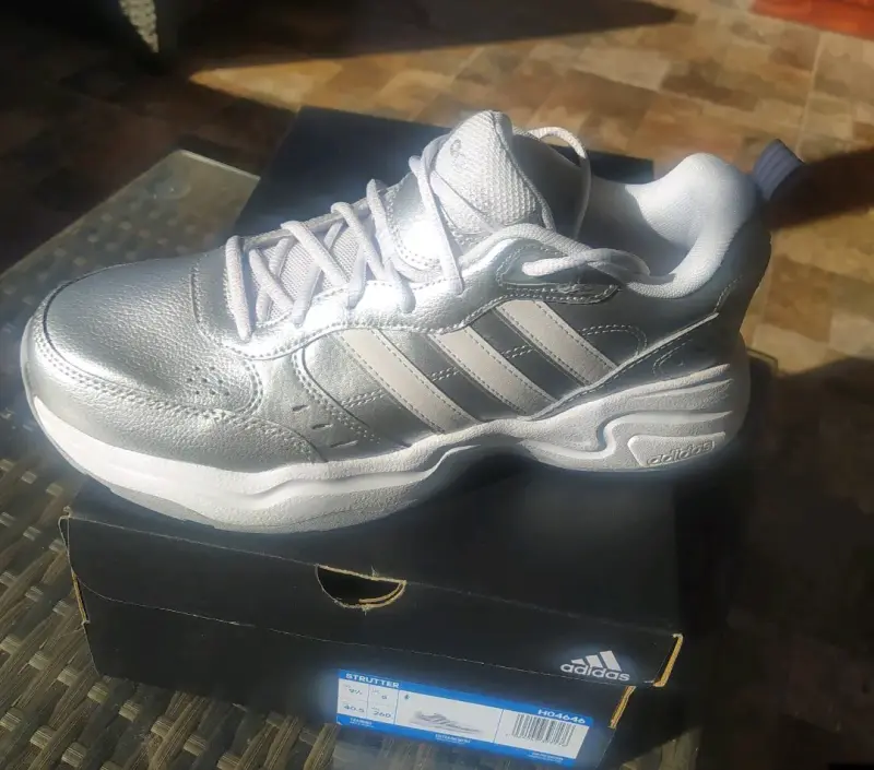 Zapatillas deportivas plateadas Adidas Strutter - 1