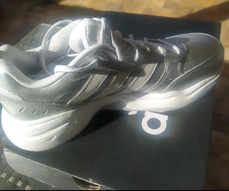 Zapatillas deportivas plateadas Adidas Strutter - 2
