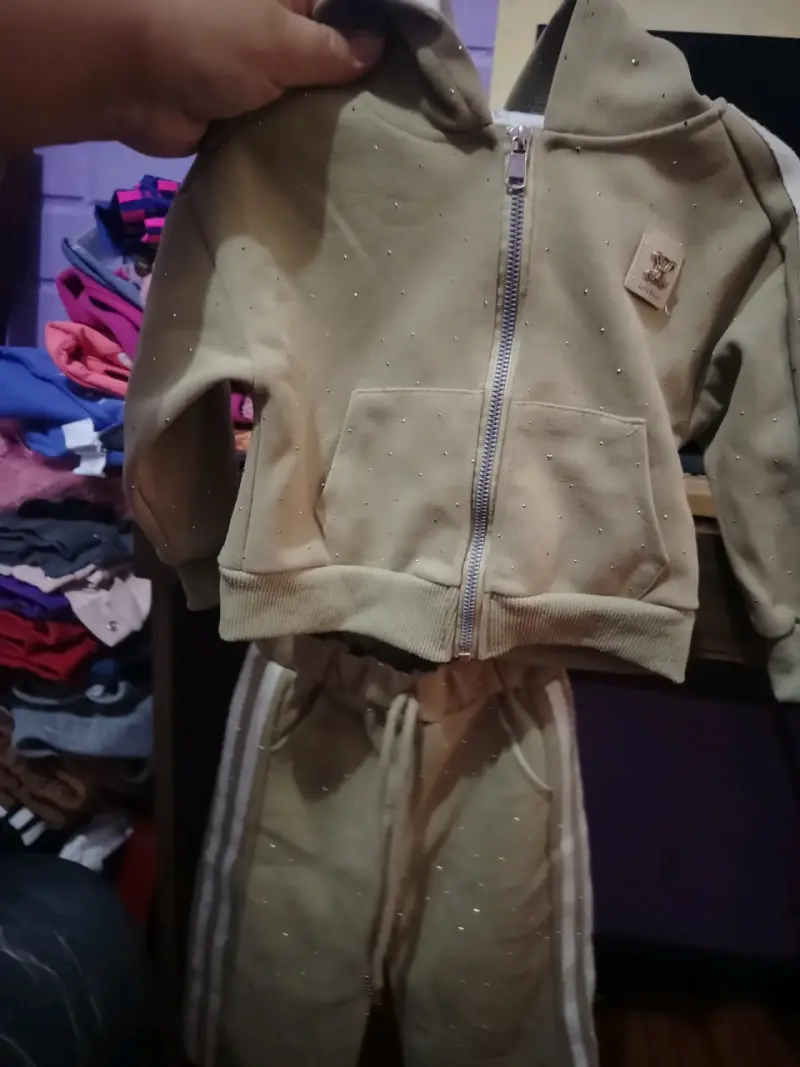 Conjunto deportivo infantil beige con capucha