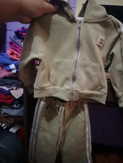 Conjunto deportivo infantil beige con capucha - miniatura 1