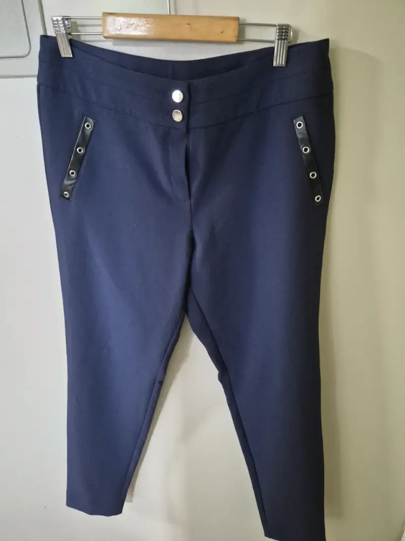 Pantalones azul marino con botones dorados talla 42 - 2