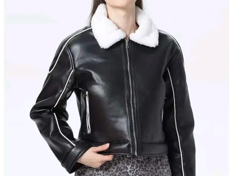 Chaqueta de cuero negra con cuello de lana