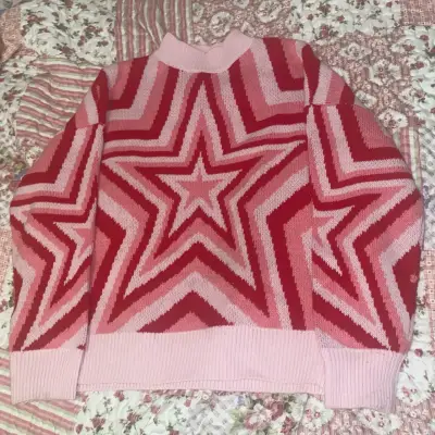 Suéter de estrellas rosa y rojo Shein talla L - miniatura 1