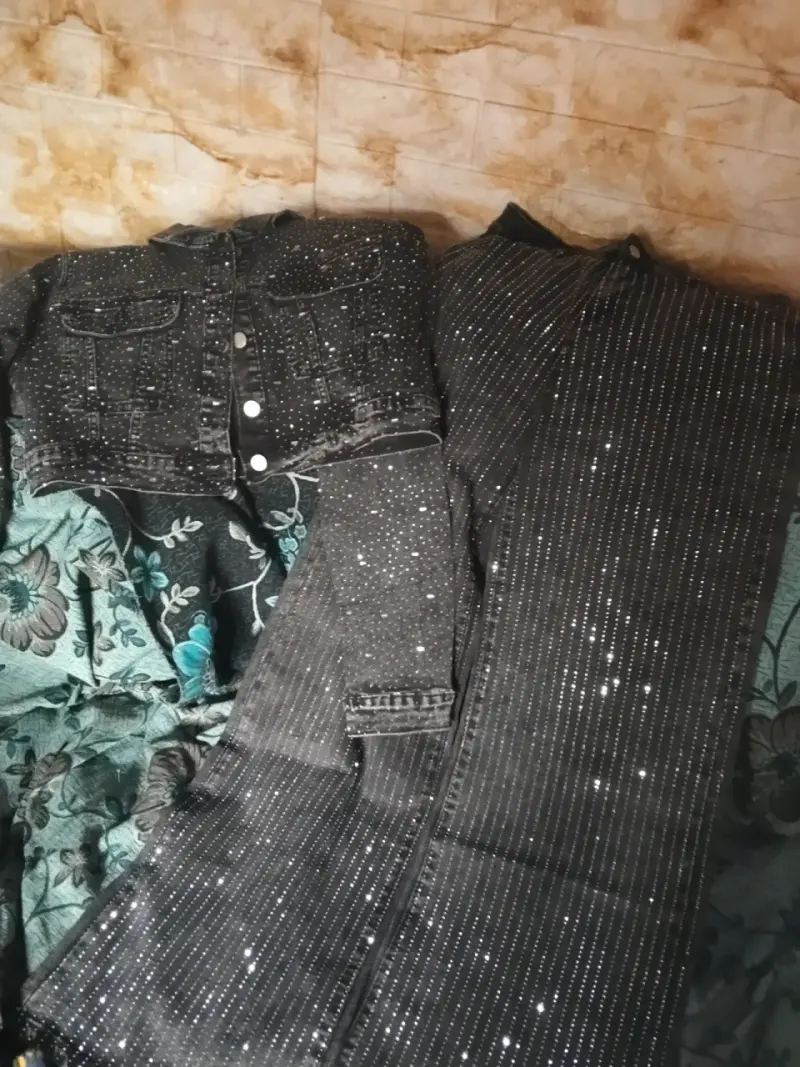 Conjunto de chaqueta y pantalón negro con brillo - 1