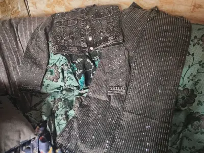 Conjunto de chaqueta y pantalón negro con brillo - miniatura 2