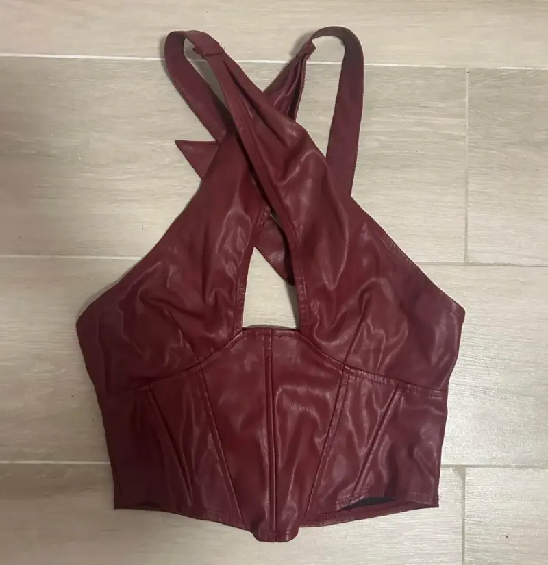 Top de cuero sintético burdeos con diseño cruzado