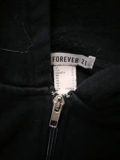 Poleron CROP corto negro con capucha Forever 21 - miniatura 2