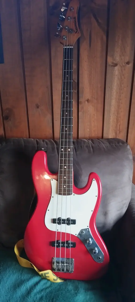 Bajo eléctrico Samick rojo con funda - 1
