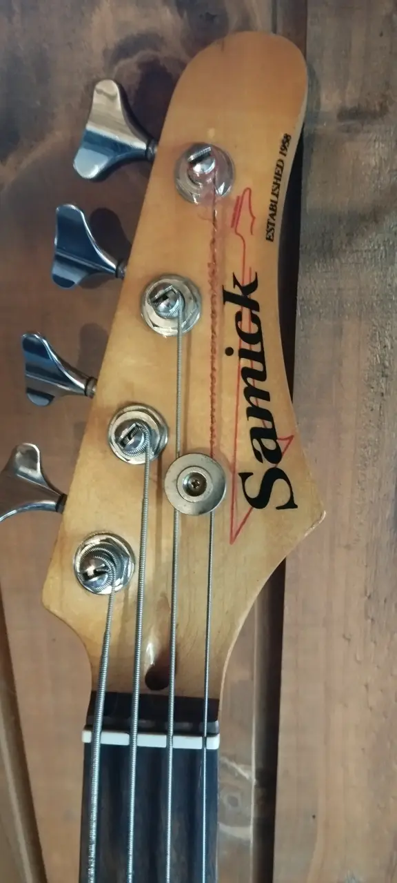 Bajo eléctrico Samick rojo con funda - 2
