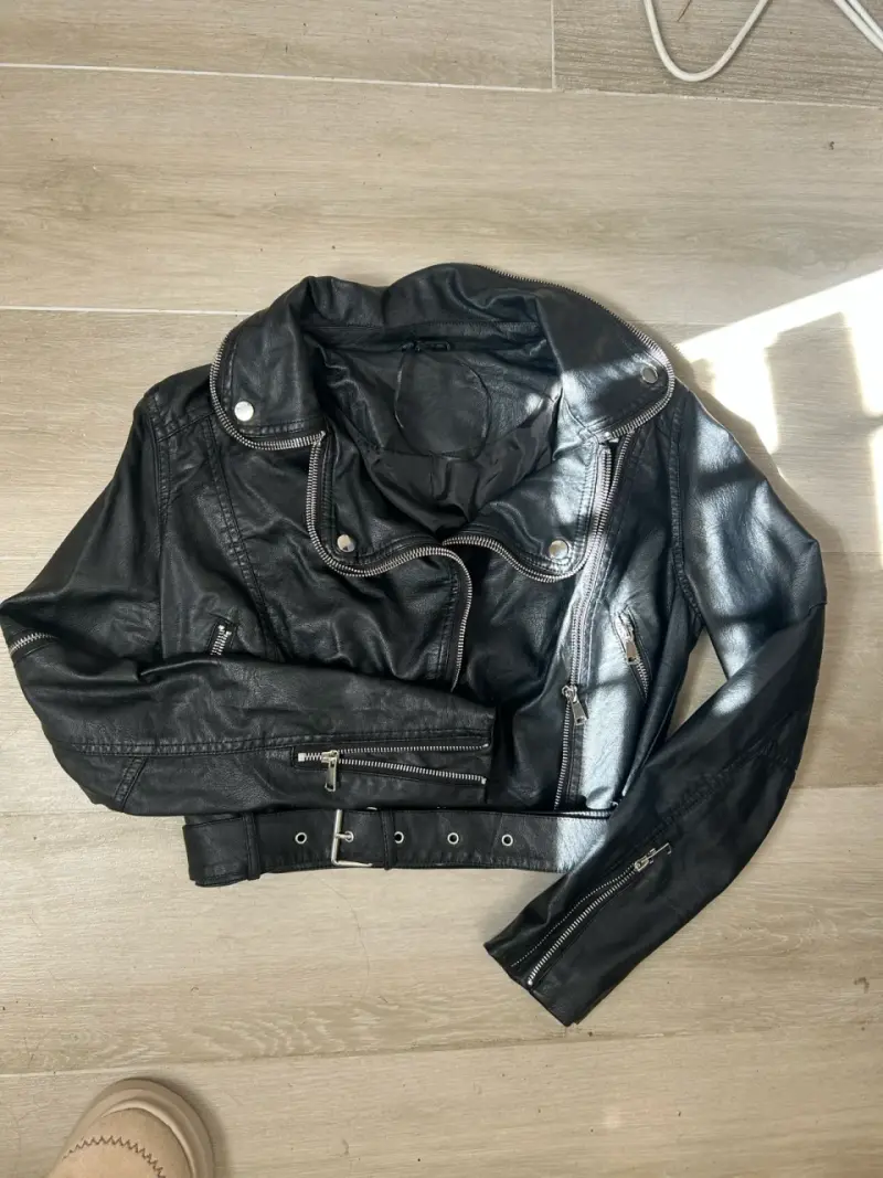 Chaqueta de cuero negra estilo motociclista