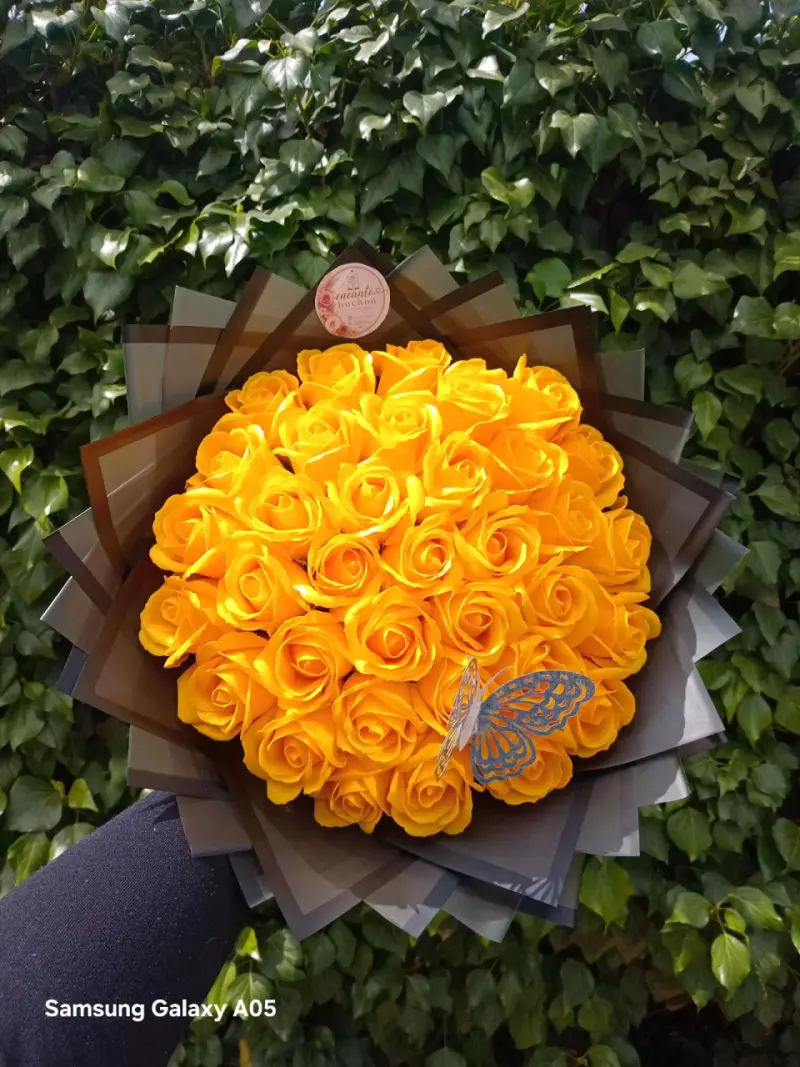 Ramo de rosas amarillas artificiales con mariposa