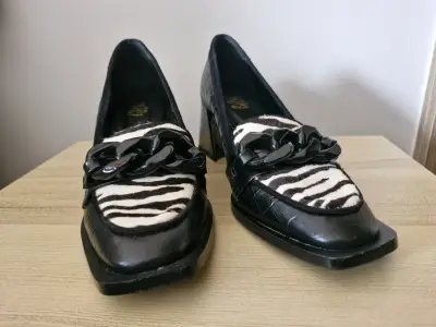 Zapatos de tacón negro con estampado animal print - miniatura 1