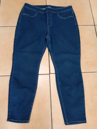 Jeans azul oscuro para mujer con cintura elástica - miniatura 1