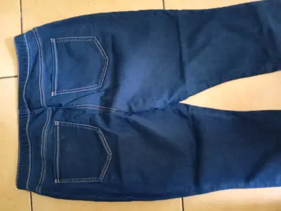 Jeans azul oscuro para mujer con cintura elástica - miniatura 2