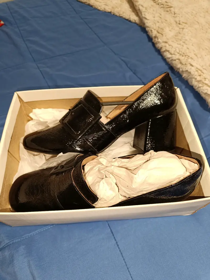 Zapatos de charol negros con tacón grueso - 1