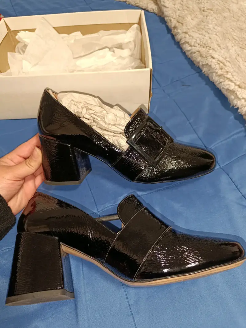 Zapatos de charol negros con tacón grueso - 2