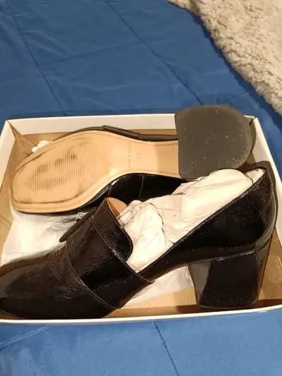 Zapatos de charol negros con tacón grueso - miniatura 4