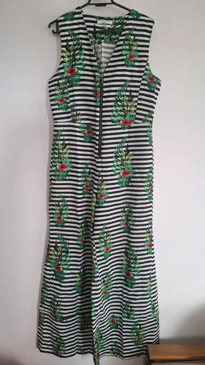 Enterito largo con estampado tropical a rayas