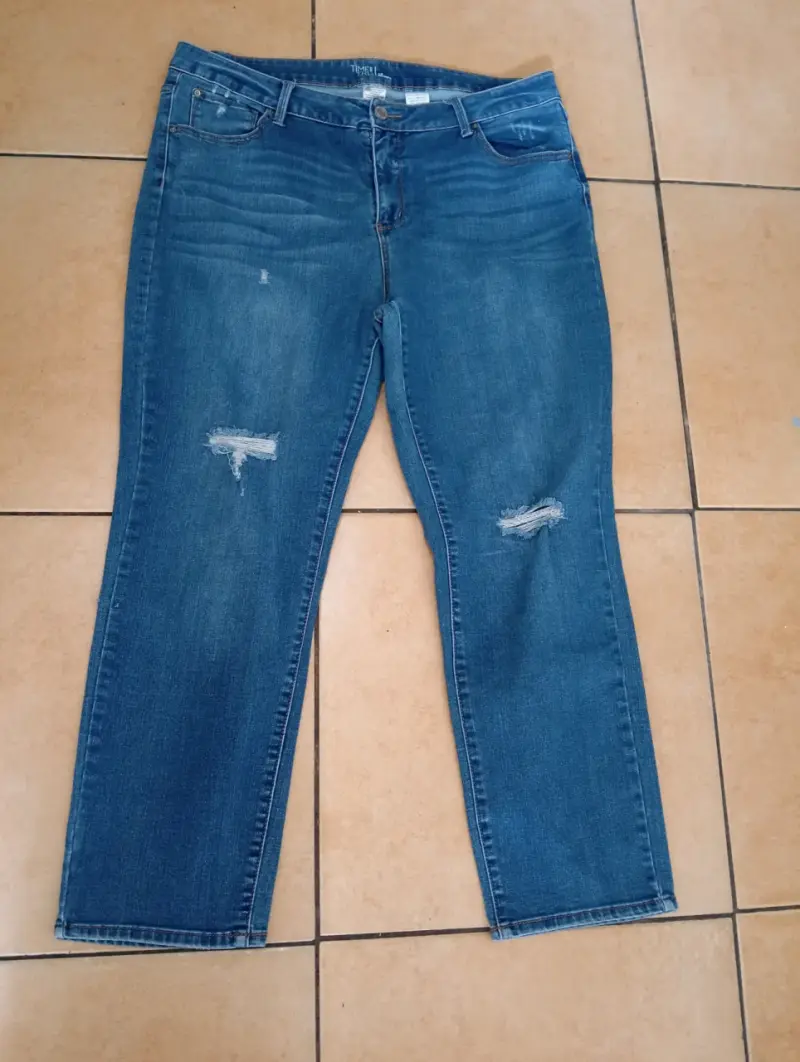 Jeans de mujer azul con diseño desgastado - 1