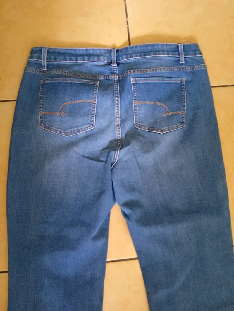 Jeans de mujer azul con diseño desgastado - 2