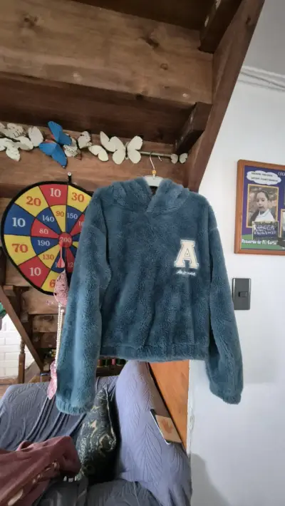 Polerón verde con capucha y letra A - miniatura 1