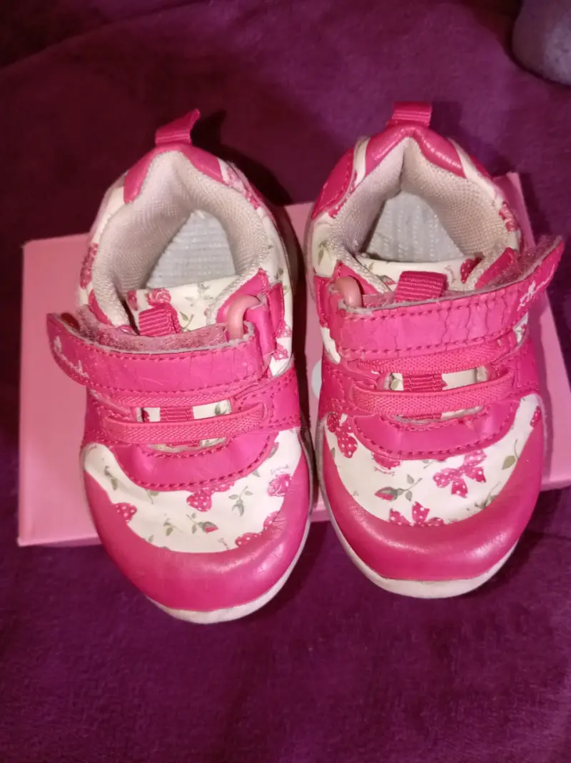 Zapatos de bebé rosados con diseño floral - 1