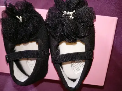 Zapatos de bebé rosados con diseño floral - miniatura 2