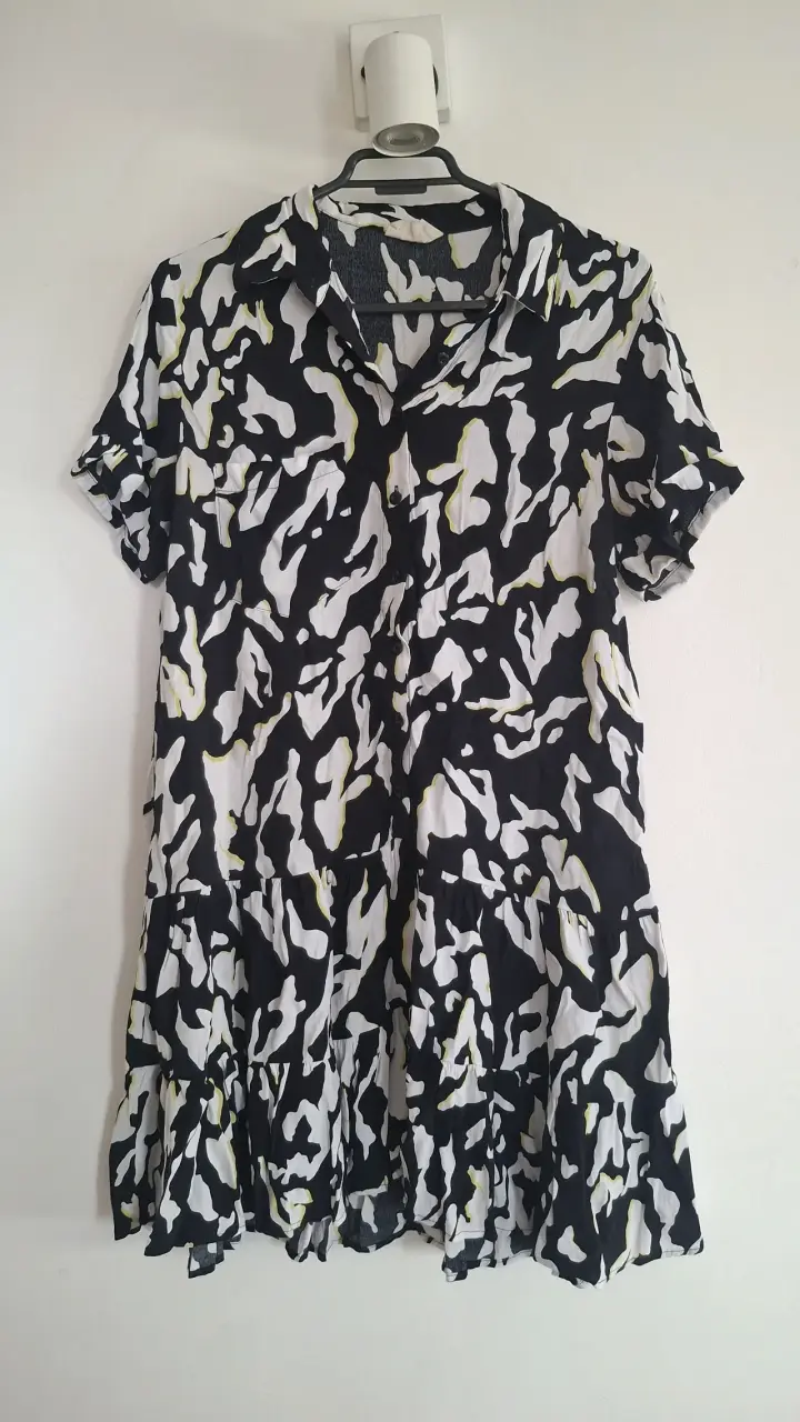 Vestido corto estampado blanco y negro