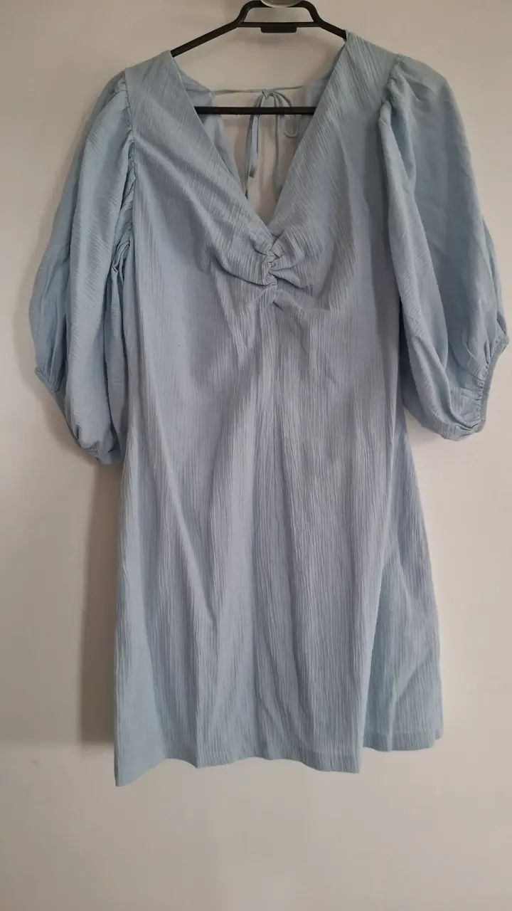 Vestido azul claro con mangas abullonadas