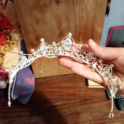 Corona de metal con cristales artificiales - miniatura 2
