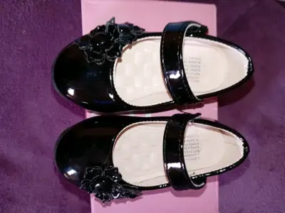 Zapatos de charol negro para niña con flor - miniatura 1