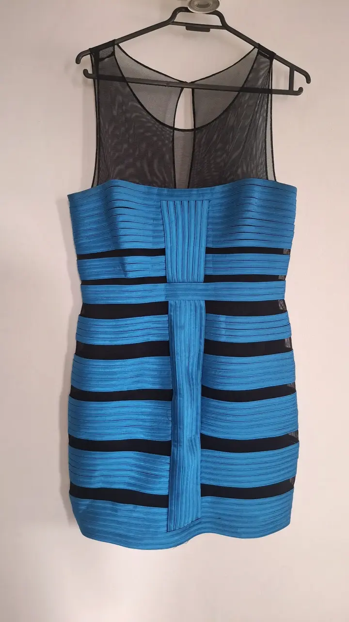 Vestido corto azul y negro con malla
