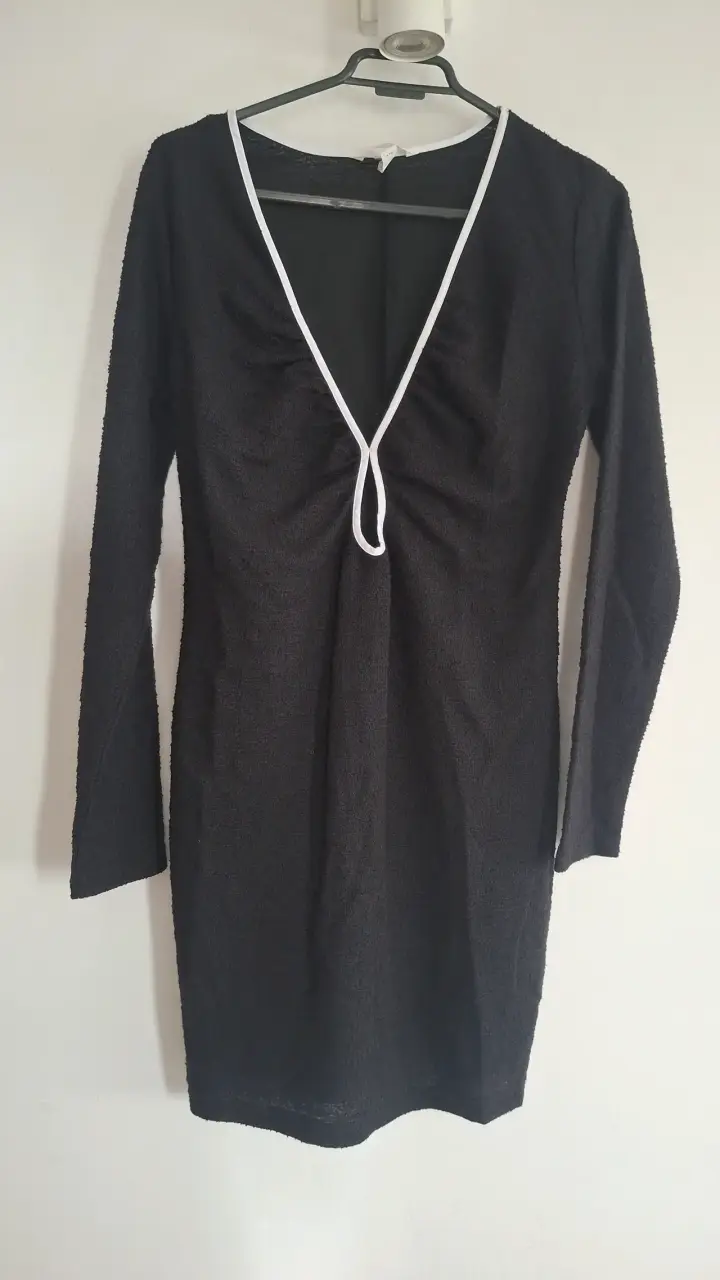 Vestido negro con detalle blanco
